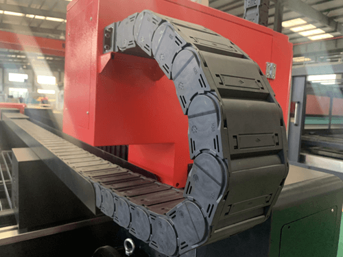 Fully enclosed drag chain