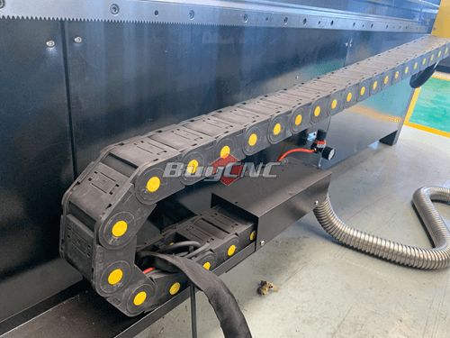 Fully enclosed drag chain