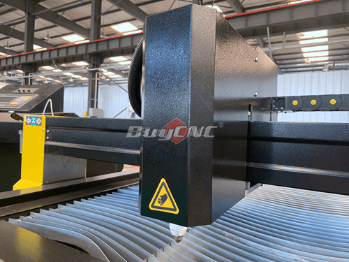 High precision plasma cutting head